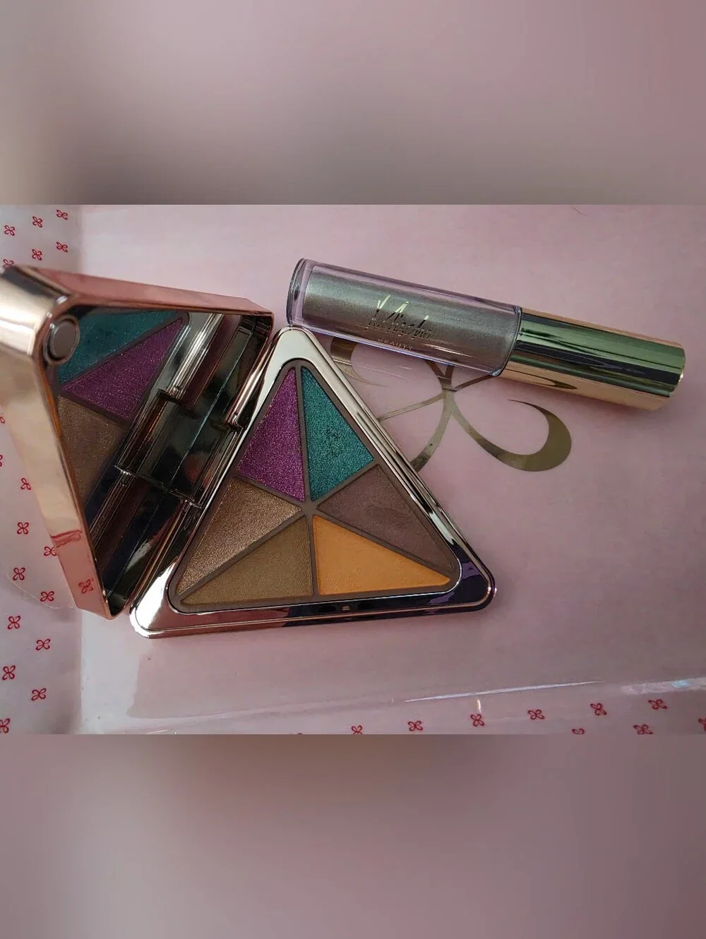 2 Pack: 1 Eyeshadow Palette & 1 Liquid Eyeshaow